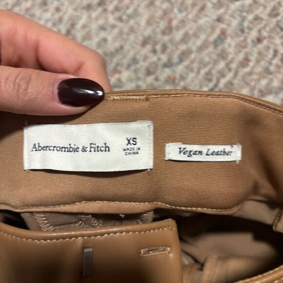 Abercrombie & Fitch 90's Tailored Vegan Leather 6" Shorts - Caramel- Size XS - Picture 5 of 9